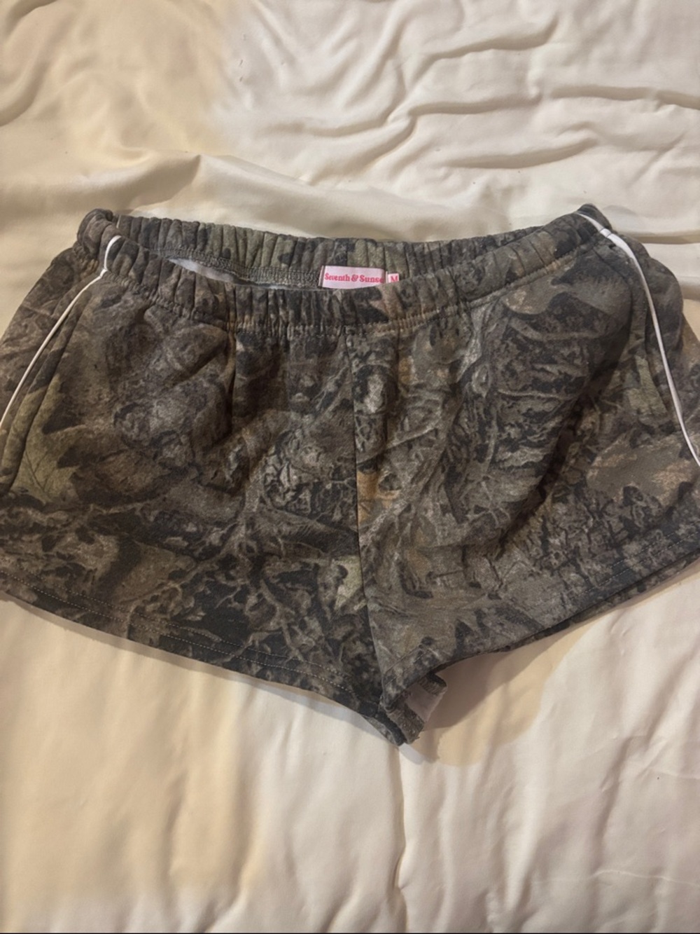 y2k camo mini shorts with pockets 🤎
